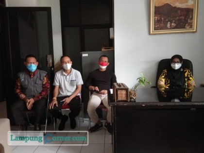 Kadisporapar Tri Umaryani (baju kuning) setelah menyambut serta memberikan tali asih kepada ketiga anggota Paskibra Provinsi dari Lambar. Jumat (20/8/2021). FOTO: Ari Gunawan