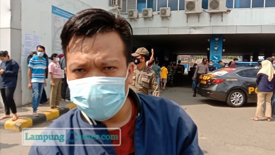 Tri Mulki selaku pegawai Mal Boemi Kedaton Bandarlampung yang kecewa karena tidak divaksin meski sudah daftar online, Kamis (12/8/2021). FOTO: Sulaiman