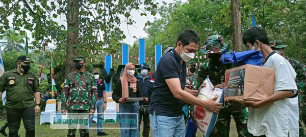 Bupati Pesawaran Dendi Ramadhona membagikan sembako di PTPN VII Way Berulu. Foto: Kiki