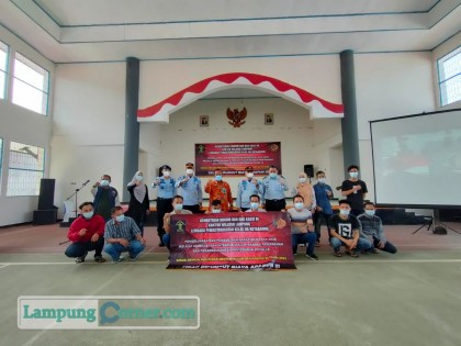 Para warga binaan berfoto bersama usai mendapai asimilasi, Kamis (12/8/2021). FOTO: Humas Lapas Kelas IIB Kota Agung