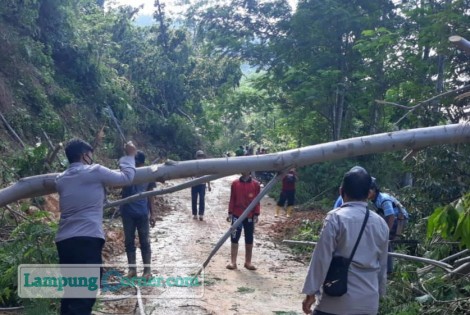 Tim gabungan sedang membersihkan sisa material longsor, Jumat (6/8/2021). FOTO: Humas Polres Tanggamus