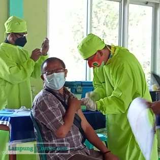 Salah satu warga sedang mengikuti vaksinasi di Balai Desa Aji Jaya, Kamis (5/8/2021). FOTO: Aripin