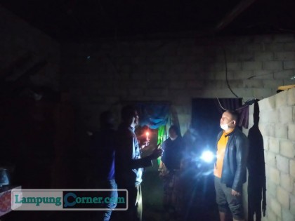 Camat TbT Achmad Nazaruddin melihat rumah salah satu warga yang dihantam puting beliung. Foto: Istimewa