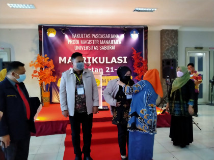 Pemakaian jaket almamater oleh Rektor Universitas Saburai Dr Lina Maulidiana. Foto: Humas Universitas Saburai