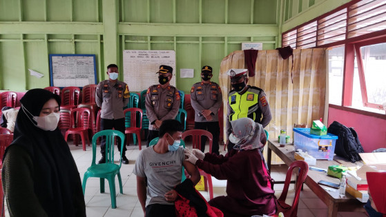 Kapolsek Sekincau Kompol Sukimanto meninjau vaksinasi warga, Selasa (21/9/2021). Foto: Istimewa