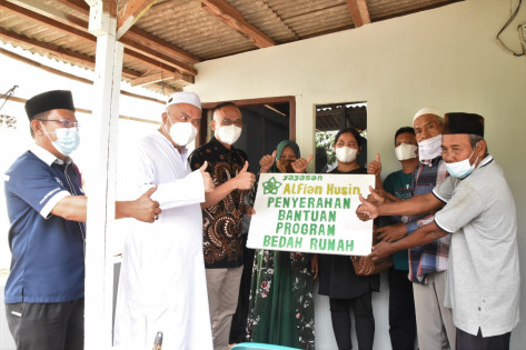 Orang tua mahasiswa penerima program bantuan bedah rumah dari Yayasan Alfian Husin. Foto: Humas IIB Darmajaya