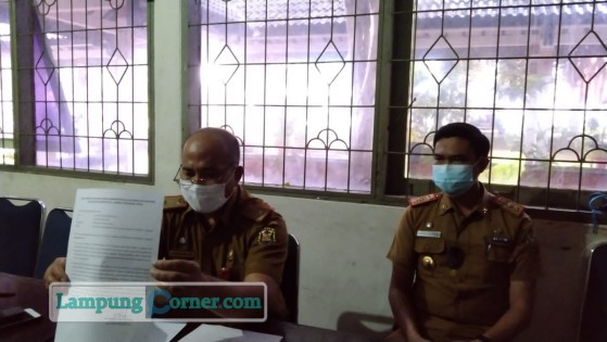 Kepala Disdukcapil Bandarlampung Ahmad Zainuddin menunjukkan surat damai. Foto: Istimewa