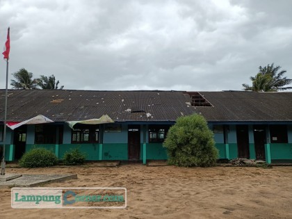 Angin puting beliung melanda SD di Desa Margasari, Selasa (7/9/2021). Foto: Istimewa