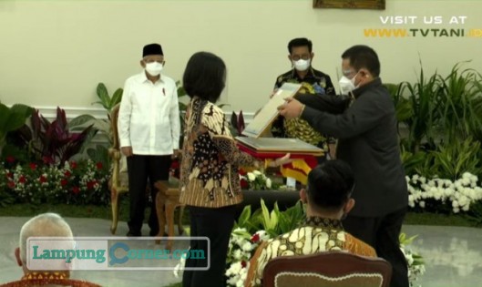 Gubernur Lampung Arinal Djunaidi menerima penghargaan bidang pertanian di Istana Wapres, Senin (13/9/2021). Foto: Tangkapan layar