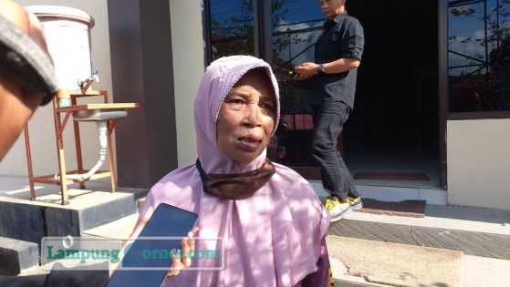 Nenek Lasmi dimintai keterangan usai melaporkan dugaan pemukulan di Polresta Bandarlampung, Selasa (7/9/2021). Foto: Istimewa