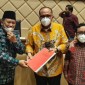 Ketua Komisi II Junimart Girsang menerima aduan masyarakat Pasirgintung, Selasa (21/9/2021). Foto: Istimewa