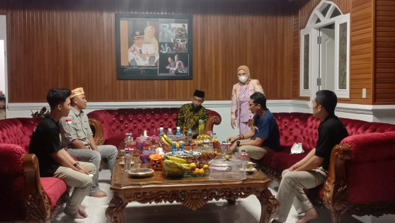 Menpatekraf Sandiaga Uno saat bersilaturahmi di Kediaman Bupati Parosil Mabsus, Rabu (29/9/2021) malam. Foto: Dok Kominfo Lambar