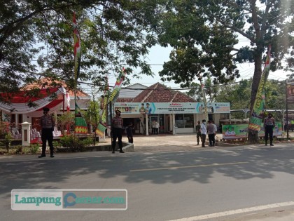 Anggota Polres Pringsewu terlihat melakukan pengamanan di lokasi. Foto: Yuda