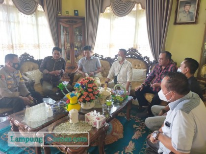 Kapolres Tubaba AKBP Sunhot dan para tokoh Tubaba. Foto: Istimewa