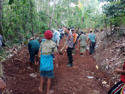 Keterangan masyarakat Tanjung Rusia Timur gotong-royong bersama TNI-Polri. Foto: Yuda