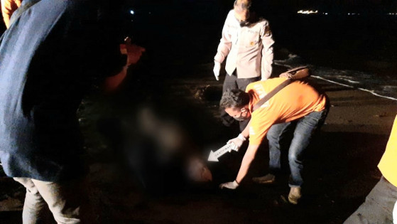 Tim Inafis Polres Tanggamus dan Polsek Pematangsawa mengidentifikasi mayat. Foto: Istimewa