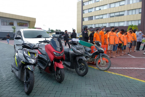 Para tersangka dan barang bukti yang diamankan polisi. Foto: Tribratanews.polri