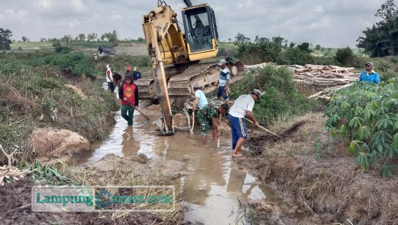 Pembangunan gorong-gorong plat beton. Foto: Humas Kodim 0426