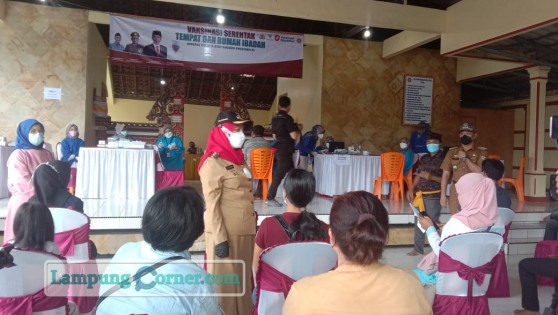 Wali Kota Bandarlampung Eva Dwiana meninjau vaksinasi, Selasa (7/9/2021). Foto: Istimewa
