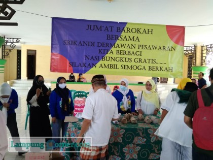 Pembagian nasi bungkus di Masjid Ornamen Lampung Desa Gedongtataan. Foto: Istimewa