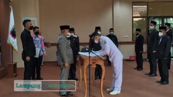Bupati Lamsel Nanang Ermanto melantik pejabat eselon III, Kamis (9/9/2021). Foto: Ahmad Kurdy