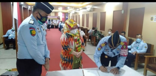 Rektor Universitas Saburai Lina Maulidiana (tengah) dan Kalapas Maizar (kanan). Foto: Humas Universitas Saburai