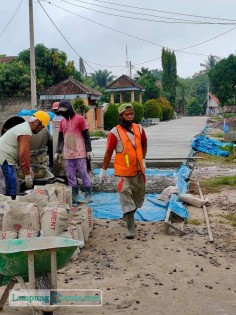 Pembangunan jalan rabat beton di Desa Simpang Mesuji. Foto: Istimewa