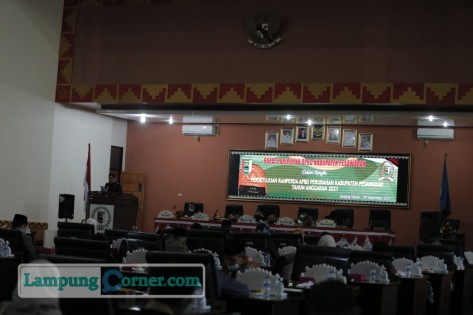 Rapat paripurna pengesahan APBDP Pesawaran 2021 di Gedung DPRD setempat, Kamis (9/9/2021). Foto: Kiki