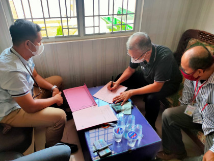 Tersangka menandatangani berita acara pelimpahan tahap II. Foto: Istimewa