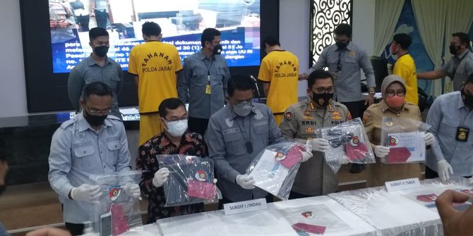 Ditreskrimsus Polda Jabar Kombes Pol Arif Rachman menunjukkan empat tersangka dan barang bukti pemalsuan sertifikat vaksin Covid-19, Foto: Humas Polda Jabar 