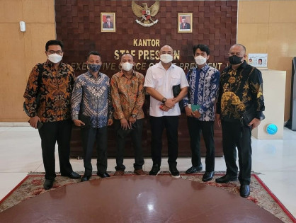 Kuasa Hukum dan keluarga Bakso Sony saat foto bersama di Kantor Staf Presiden, di Jakarta. Foto: Istimewa
