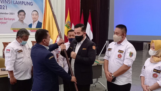 Sekjen PNKT Deden Sirajudin menyerahkan bendera ke Dendi Ramadhona. Foto : Dwi DS