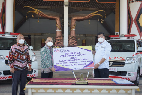 Direktur Operasional Fahmi Ridho menyerahkan CSR kepada Bupati Lamteng, Rabu (22/9/2021). Foto: Istimewa