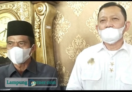 Ketua DPRD Waykanan Nikman Karim (kiri) dan mantan Kapolda Lampung Ike Edwin (kanan). Foto: Yulianto