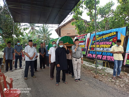 Ariesandi Darma Putra mengantar jenazah pamannya Ichan Efendi ke TPU Sukadadi. Foto: Kiki