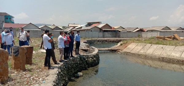 Komisi I DPRD Bandarlampung meninjau lokasi pembangunan pagar beton RM Jumbo Kakap. Foto: Sulaiman