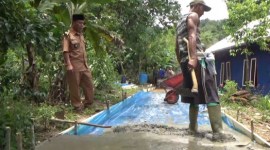 Peratin Pekon Asahan Way Sindi, Ismadi, meninjau pembangunan jalan. Foto: Riski Saputra