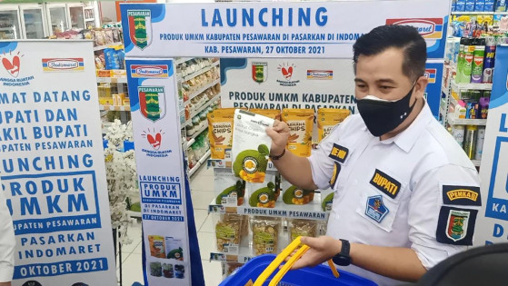 Dendi Ramadhona meresmikan produk UMKM Pesawaran yang masuk rak penjualan Indomaret. Foto: Istimewa