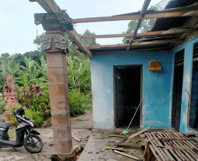 Salah satu rumah warga yang rusak di Ketapang. Foto: Istimewa