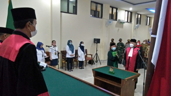 Pengambilan sumpah jabatan ketua PN Tanjungkarang, Senin (18/10/2021). Foto: Istimewa