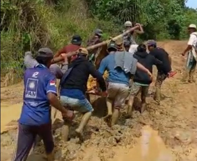 Sebanyak 50 warga Pekon Siring Gading menandu warga yang sakit. Foto: Riki