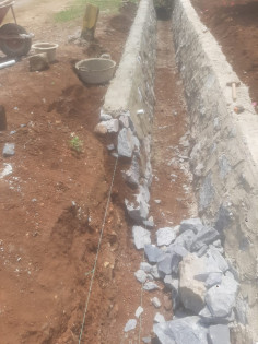 Revitalisasi drainase di pinggir Jalan Ir Sutami diduga tidak sesuai bestek, Jumat (22/10/2021). Foto: Nurman Agung