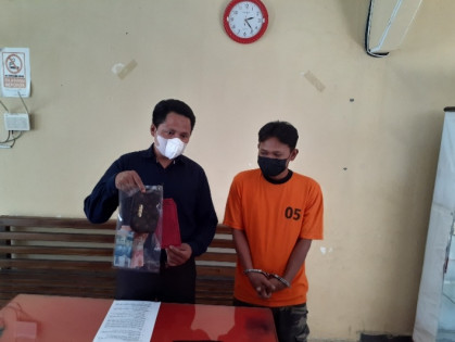Panit I Aipda Eko Setiawan bersama tersangka. Foto: Istimewa
