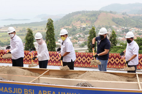 Wamen BUMN dan Gubernur Lampung saat peletakkan batu pertama. Foto: Istimewa