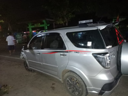 Mobil milik Okta Bri yang menabrak kendaraan milik penjual nasi goreng. Foto: Istimewa