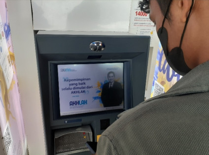 Penampakan wajah Menteri BUMN Erick Thohir di mesin ATM Bank Mandiri, Jalan Kartini. Foto: Pandu