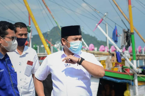 Wahrul Fauzi Silalahi saat mengecek lokasi di salah satu pantai di Lamsel. Foto: istimewa