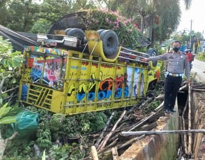 Truk bermuatan pisang yang terbalik. Foto: Istimewa