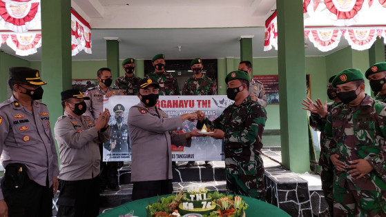 Pemberian tumpeng dari jajara Polres Tanggamus ke Kodim 0424. Foto: Humas Polres