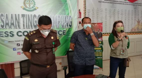 Kasipenkum Kejati bersama I Made Agus Putra (kiri) Jaksa Anton (tengah) saat konferensi pers, Jumat (22/10/2021). Foto: Istimewa